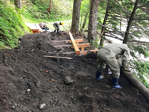 画像：山小屋の修理の様子